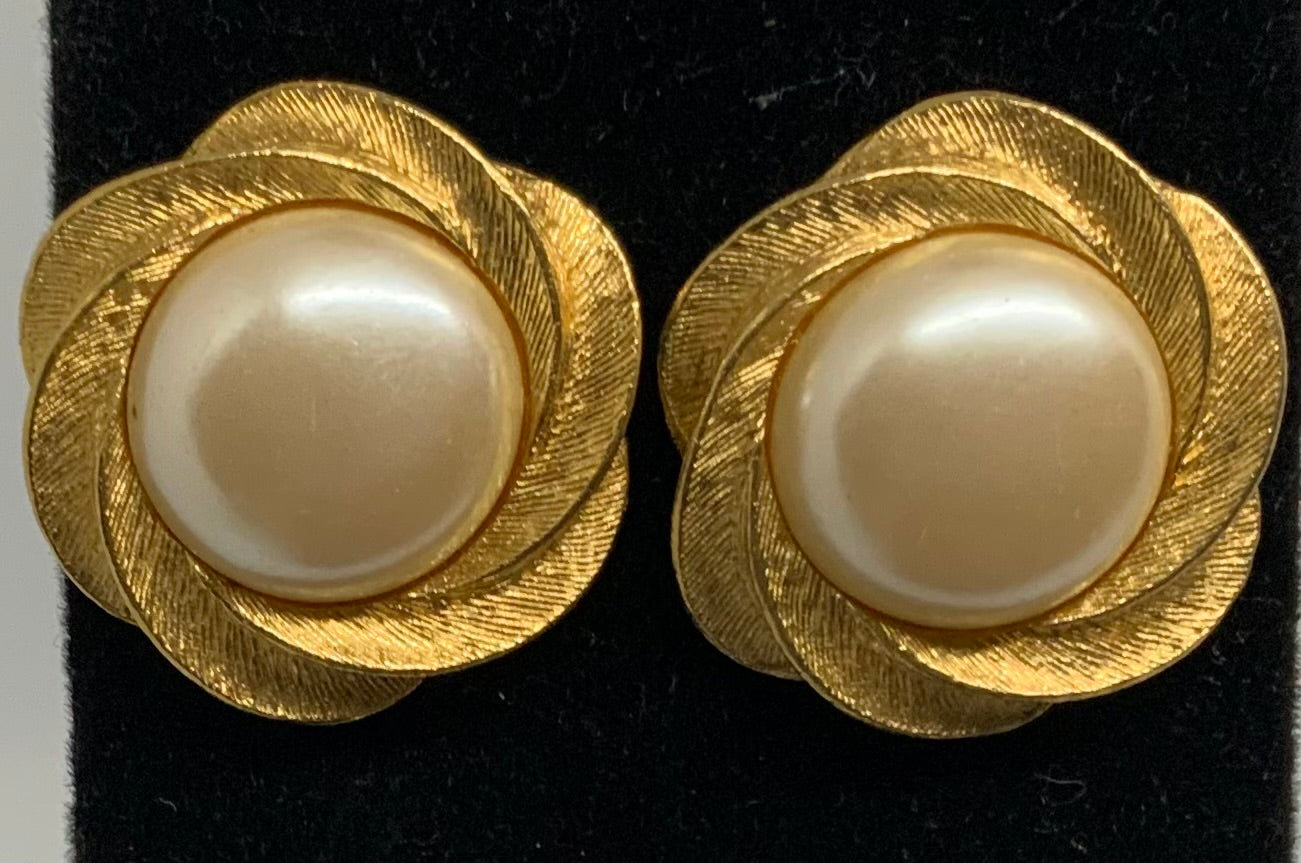 Elegant Richelieu Faux Mother of Pearl Earrings