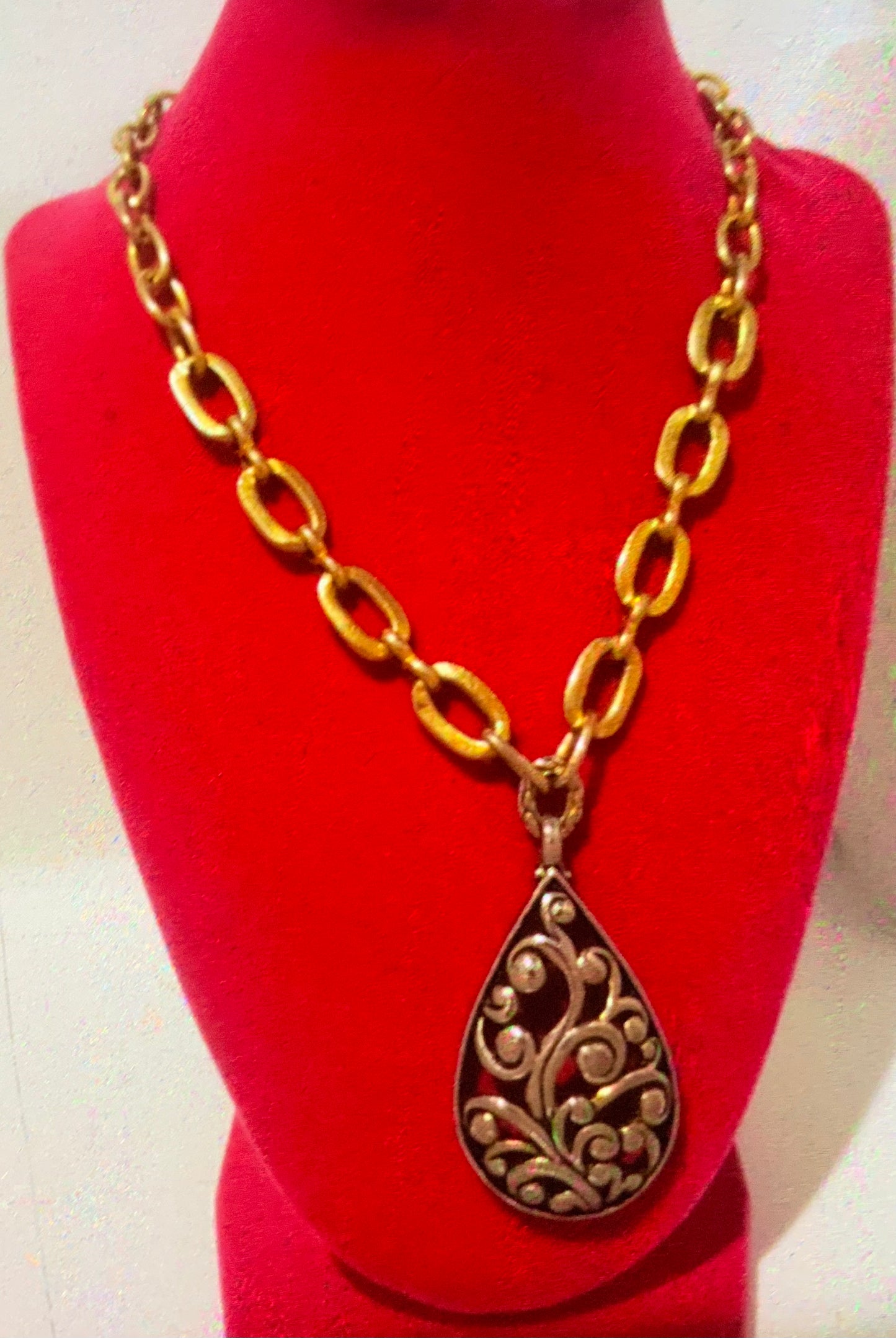 Vintage Women’s  Gold Tone & Pendant necklace