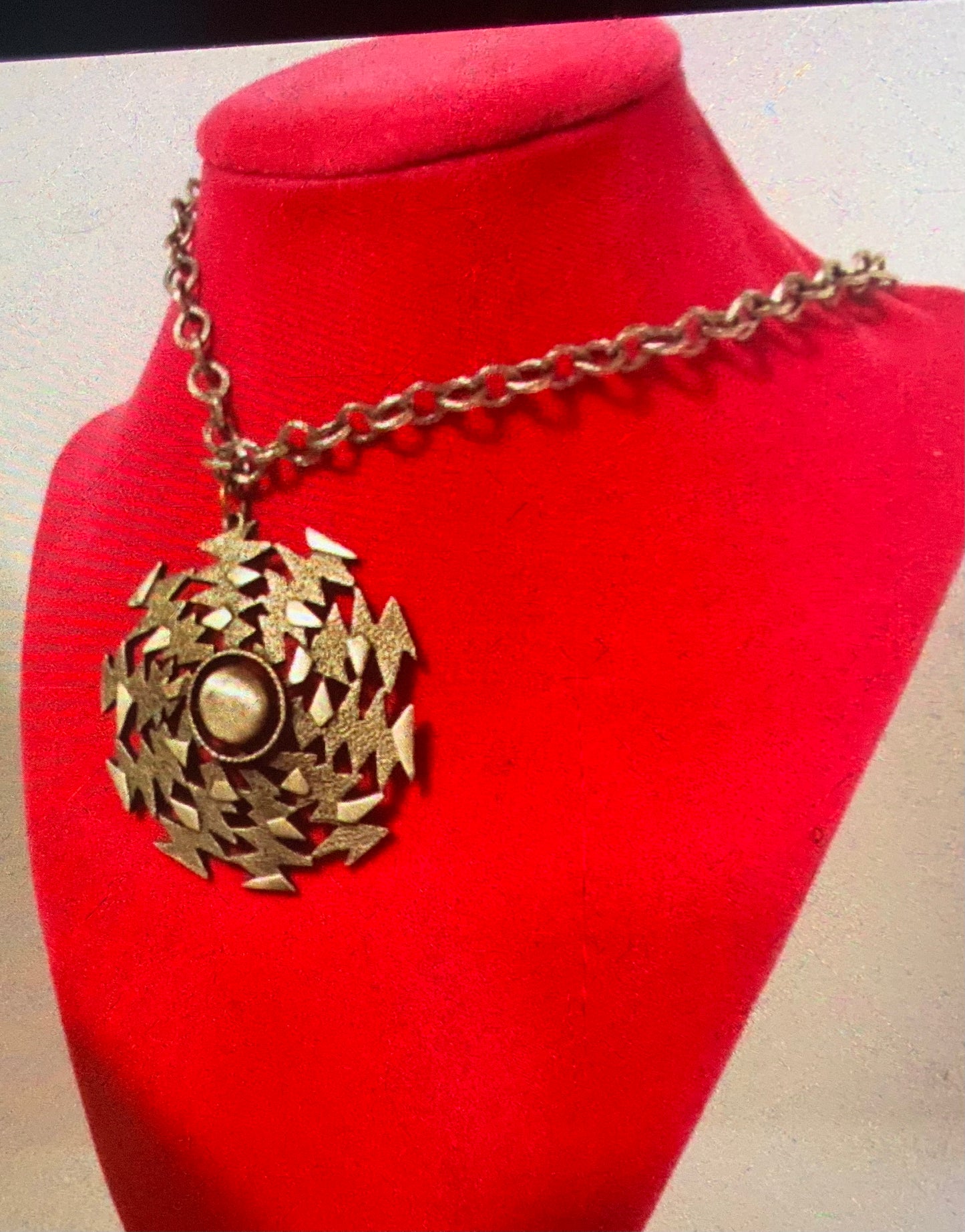 Vintage Women’s Silver Pendant Necklace